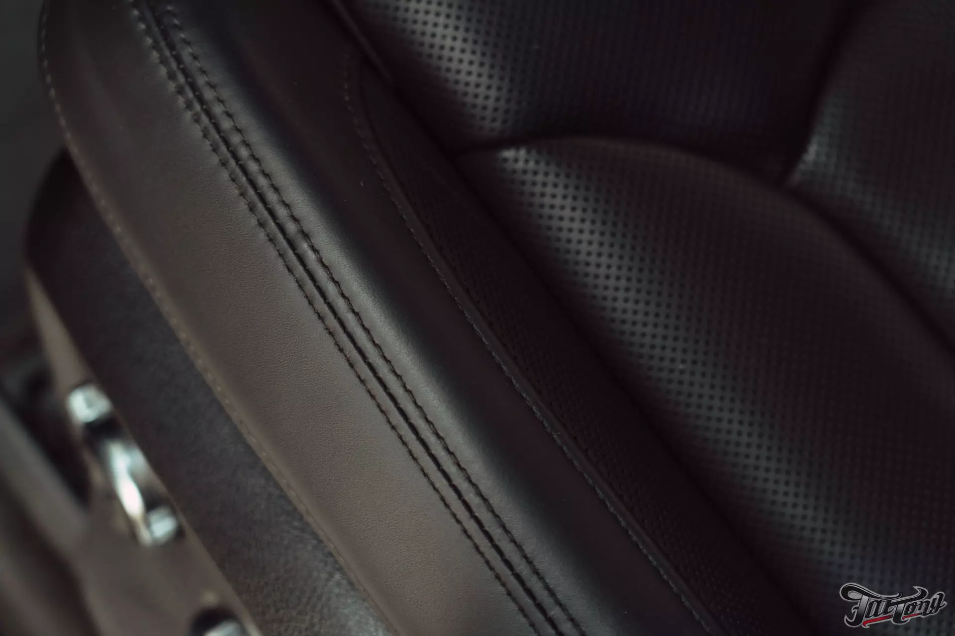 Audi Q7. Ремонт кожи в салоне